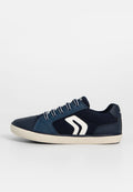 Navyblaue Sneaker aus Canvas und synthetischem Material, mit weißem Logo, Schnürverschluss und Gummisohle.