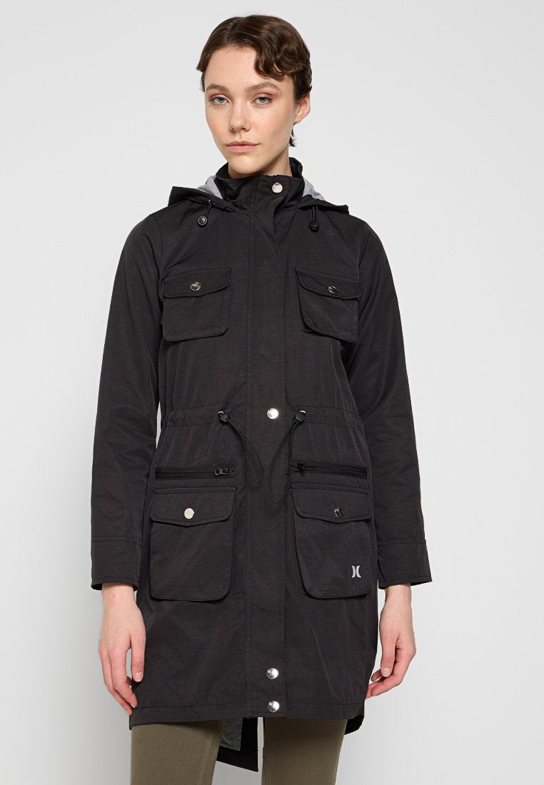 Schwarzer Parka mit einem Reißverschluss vorne, Kordelzug in der Taille und zwei Brusttaschen. Aus strukturiertem Material gefertigt, mit silbernen Hardware-Akzenten.