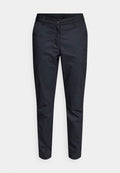 Schwarze Slim-Fit-Hose mit Knopf- und Reißverschluss, Gürtelschlaufen und schmal zulaufenden Beinen, vor weißem Hintergrund dargestellt.
