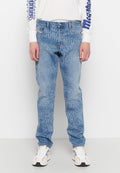 Helle blaue Jeans aus Denim mit einem strukturierten Muster, fünf Taschen, geradem Bein und subtiler Ausbleichung. Getragen mit weißen Turnschuhen und einem Langarmshirt.