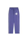 Lila Jogginghose mit weißen Seitenstreifen, elastischem Taillenbund und verstellbarem Kordelzug. Vorn ist das "ALPHA INDUSTRIES"-Logo in Weiß angebracht.