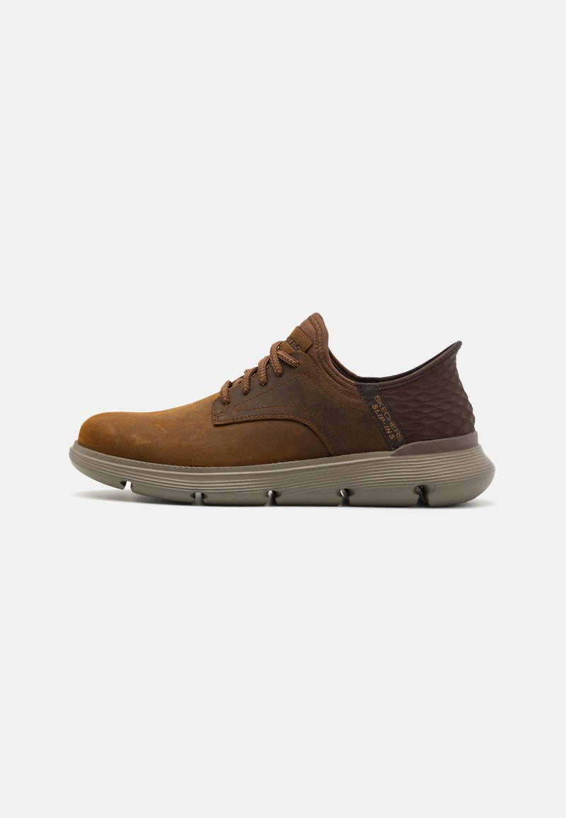 Braune Lederschuhe mit strukturierten dunkelbraunen Akzenten, Gummisohle und kontrastierender beiger Zwischensohle; ausgestattet mit Schnürsenkeln und einem geschwungenen Design.