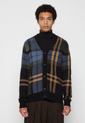 Mehrfarbiger Cardigan mit karierten Mustern in Schwarz, Blau, Grün und Braun; gerippte Bündchen und Saum; V-Ausschnitt; fünf Knöpfe vorne.