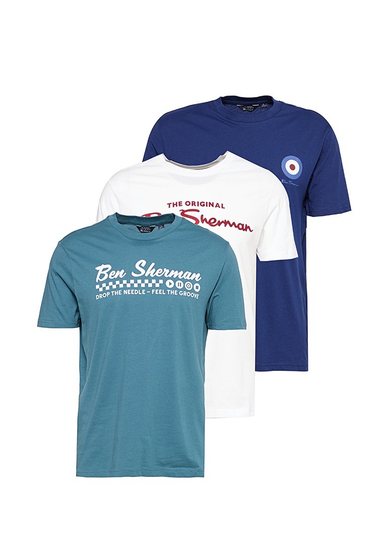 Drei T-Shirts: türkis mit weißem Text, weiß mit rotem Text und marineblau mit einem runden Logo. Alle sind kurzärmlig und aus Baumwolle.