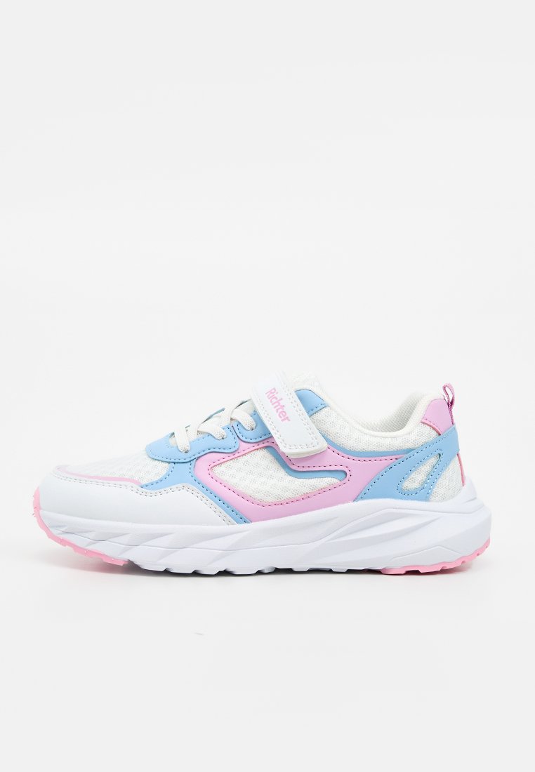Weißer Sneaker mit rosa und blauen Akzenten, Mesh-Obermaterial, Klettverschluss, Schnürsenkeln und dicker weißer Sohle mit rosa Profil.