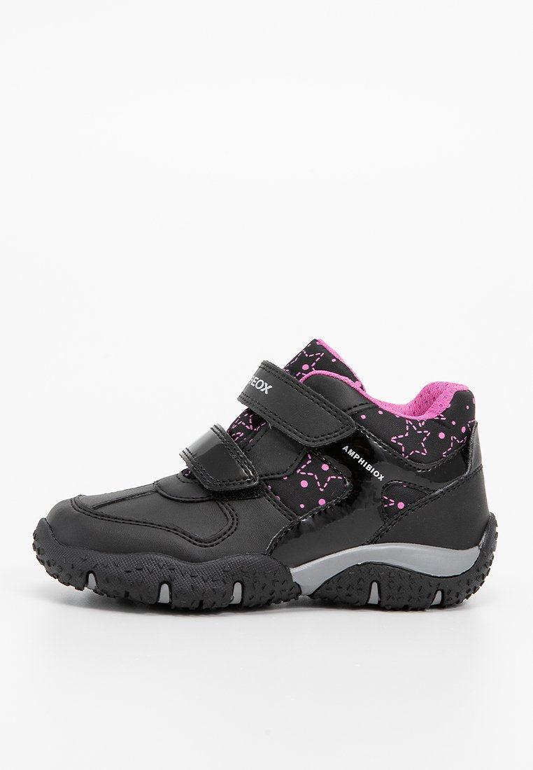 Schwarze Kinderschuhe mit pinkem Sternmuster, zwei verstellbaren Riemen, Gummisohle, verstärkter Zehenkappe und gepolstertem Innenraum. Entworfen für Langlebigkeit.