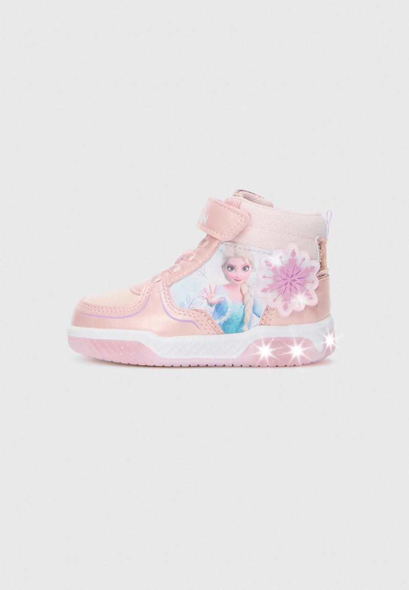 Rosa High-Top Sneaker aus glänzendem Material, mit einer Charaktergrafik und Schneeflocken-Details, ausgestattet mit einer Leuchtsohle.