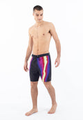 Schwarze Badehose mit einem verlaufsartigen Design in lila, rot und gelben Wellen, ausgestattet mit einem Kordelzug und seitlichen Taschen.