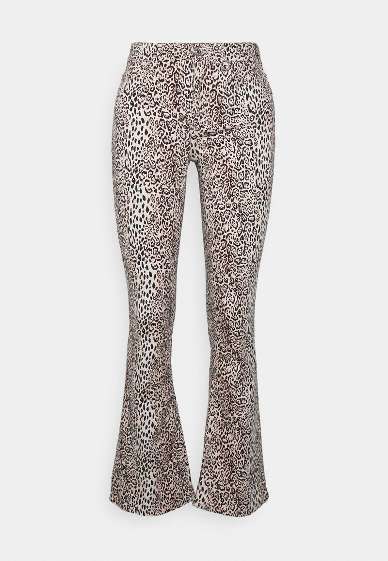 Leopardenmuster Schlaghosen in Beige- und Schwarztönen, mit einer glatten Textur und figurbetontem Design, das am Saum eine leichte Ausweitung aufweist.