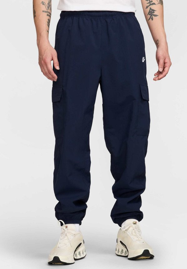 Nike Sportswear CLUB  - Cargo trousers - obsidian white