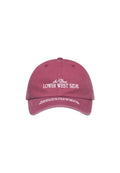 Marone Baseballkappe aus Baumwolle mit weiß gesticktem Text "Lower West Side." Mit gebogenem Schirm und verstellbarem Riemen hinten.