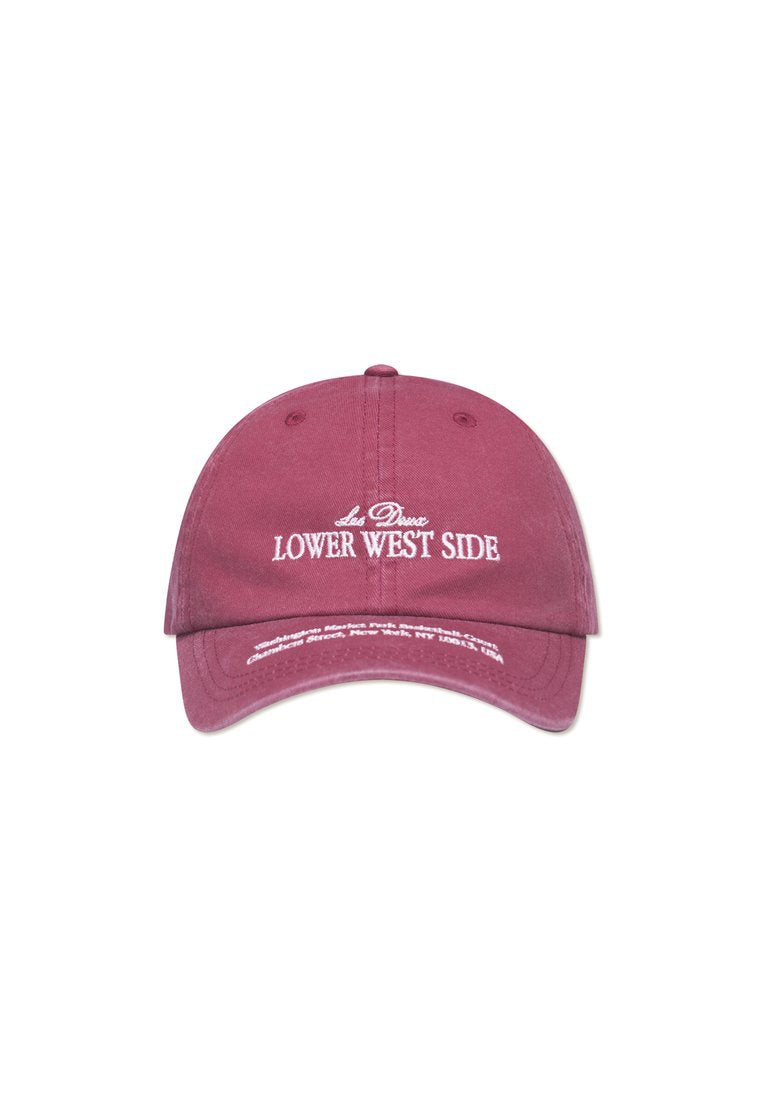Marone Baseballkappe aus Baumwolle mit weiß gesticktem Text "Lower West Side." Mit gebogenem Schirm und verstellbarem Riemen hinten.
