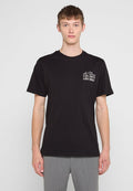 Schwarzes T-Shirt mit kurzen Ärmeln, das auf der linken Brust ein weißes gesticktes Logo trägt. Hergestellt aus weicher Baumwolle mit einem klassischen Rundhalsausschnitt.