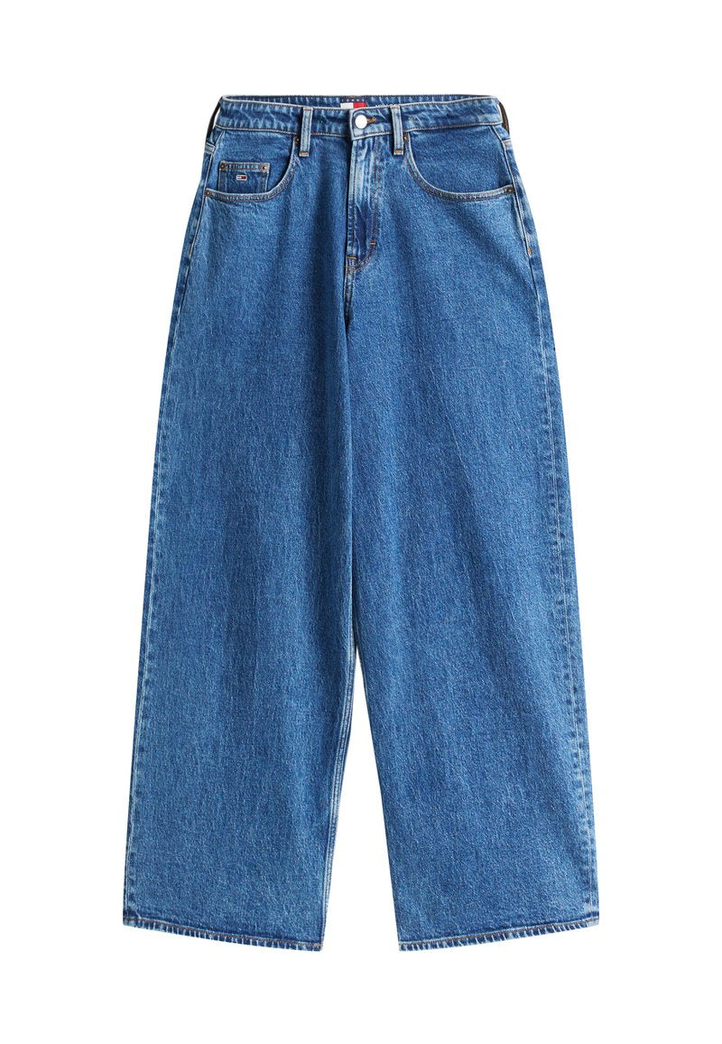 Blaue weit geschnittene Jeans aus Denim mit Frontknopf und Reißverschluss, fünf Taschen und Kontrastnähten auf weißem Hintergrund.
