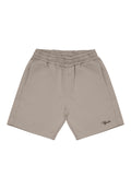 Beige Baumwollshorts mit elastischem Bund, seitlichen Taschen und einem einzelnen schwarzen gestickten Logo auf der linken unteren Seite.