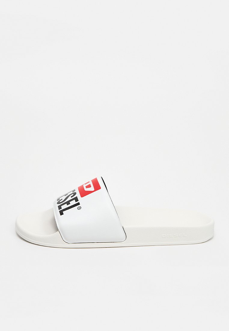 Weiße Riemchensandale mit einem breiten Band und dem roten und schwarzen "DIESEL"-Logo. Glatte Textur und minimalistisches Design mit flacher Sohle.