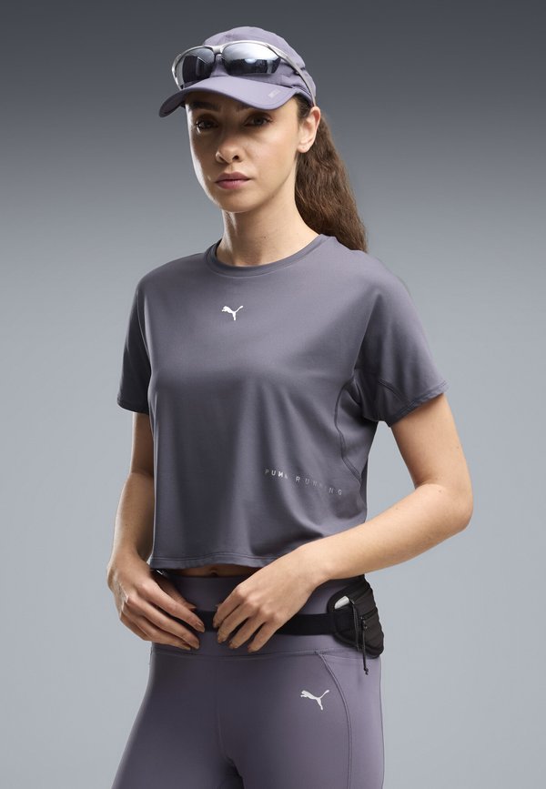 Puma W RUN BRIGHTSTRIDE CLOUDSPUN TEE - Sports T-shirt - inky depths