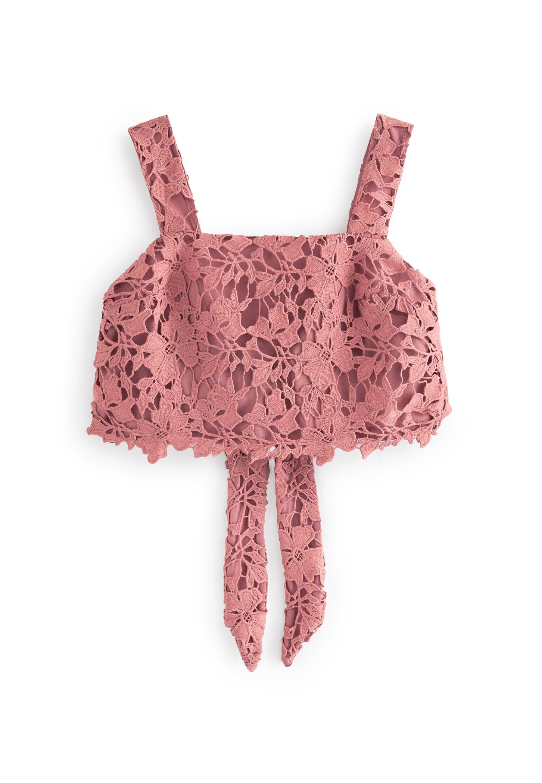 Rosa Spitzen-Crop-Top mit Blumenmuster, ausgestattet mit breiten Trägern und einem Bindedetail am Saum. Strukturierter und halbtransparenter Entwurf.