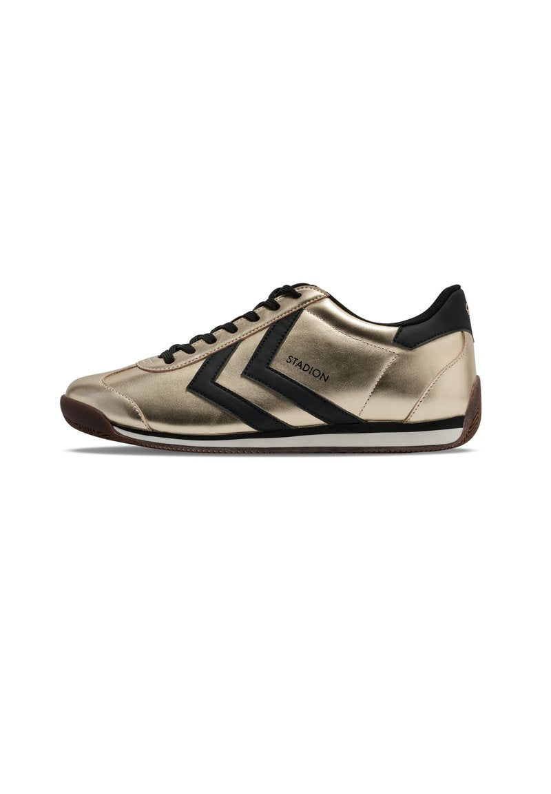 Goldene Metallic-Sneaker mit schwarzen Akzenten, einem schlanken Design und einem dreieckigen Muster an den Seiten. Gummisohle mit brauner Einfassung.
