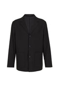Schwarzer Blazer mit Reverskragen, einreihigem Design, drei Knöpfen und zwei aufgesetzten Fronttaschen. Glatte Stofftextur.