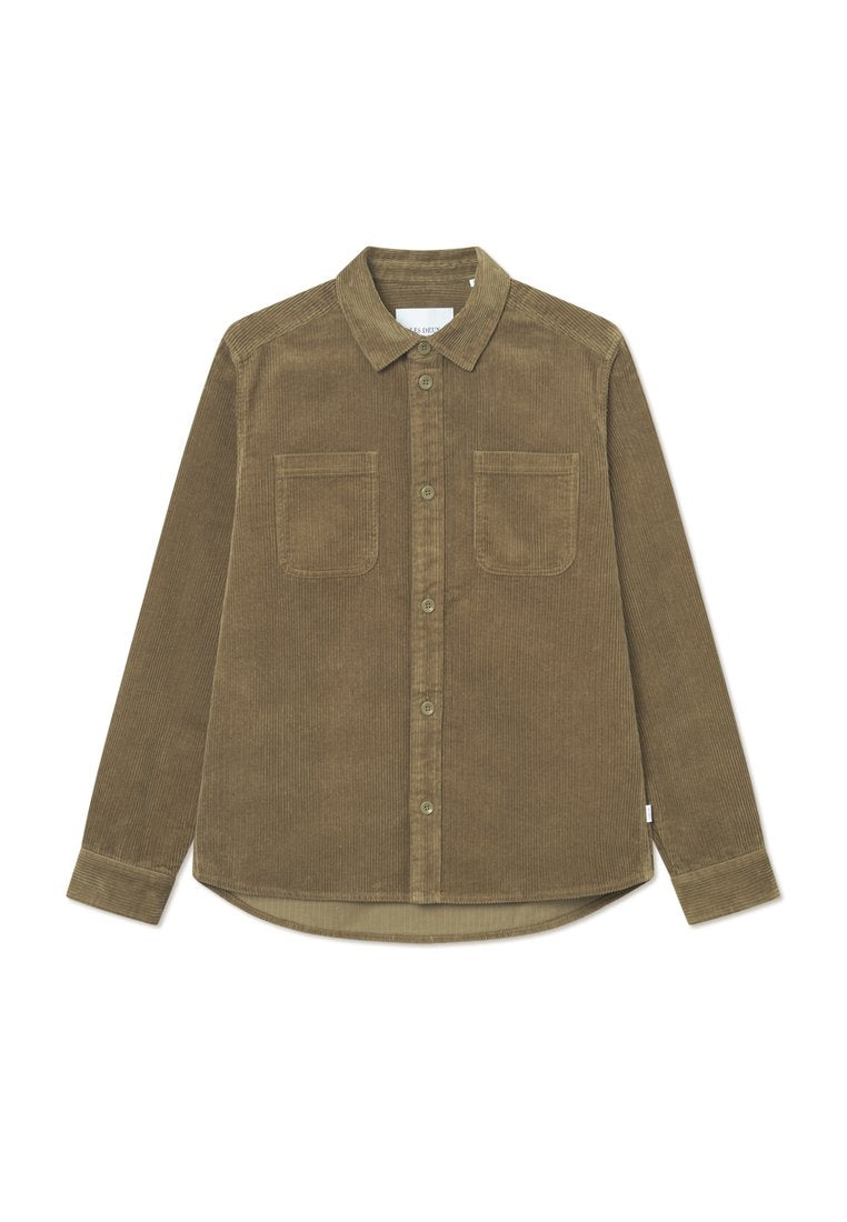 Braunes Kordhemd mit einem Button-Down-Kragen, zwei Brusttaschen und langen Ärmeln, mit einem leicht abgerundeten Saum und strukturiertem Stoff.