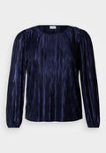 Marineblaue Bluse mit langen Ärmeln, vertikal plissiertem Muster, rundem Ausschnitt und elastischen Bündchen. Seidiges Material reflektiert das Licht.