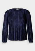 Marineblaue Bluse mit langen Ärmeln, vertikal plissiertem Muster, rundem Ausschnitt und elastischen Bündchen. Seidiges Material reflektiert das Licht.