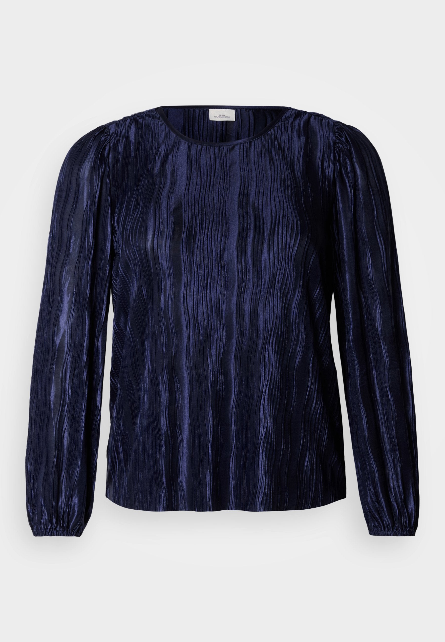 Marineblaue Bluse mit langen Ärmeln, vertikal plissiertem Muster, rundem Ausschnitt und elastischen Bündchen. Seidiges Material reflektiert das Licht.