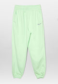 Hellgrüne Sweatpants mit einem elastischen Bund, Seitentaschen und einem kleinen silbernen Nike-Logo auf dem oberen linken Bein.