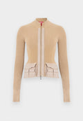 Beige gerippte Strickjacke mit hohem Kragen, Reißverschluss vorne und zwei aufgesetzten Taschen in der Taille, vorne mit einem glatten Stoff akzentuiert.