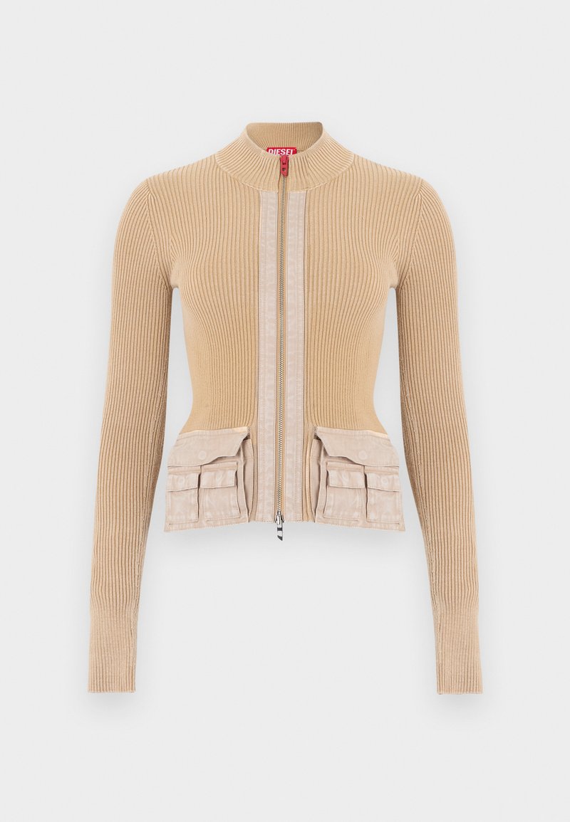 Beige gerippte Strickjacke mit hohem Kragen, Reißverschluss vorne und zwei aufgesetzten Taschen in der Taille, vorne mit einem glatten Stoff akzentuiert.
