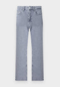 Hellblaue Jeans mit geradem Bein, klassischem Fünf-Taschen-Design, Knopfverschluss und dezentem Ausbleichen vor weißem Hintergrund.