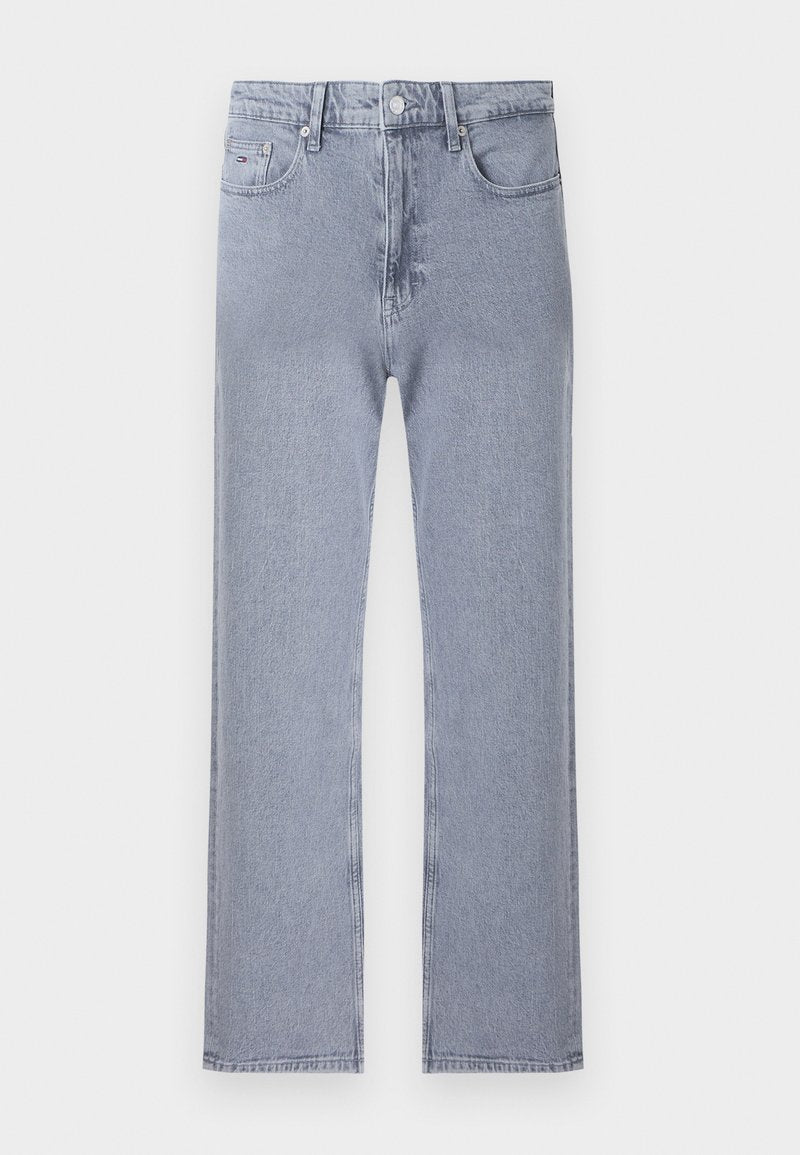 Hellblaue Jeans mit geradem Bein, klassischem Fünf-Taschen-Design, Knopfverschluss und dezentem Ausbleichen vor weißem Hintergrund.