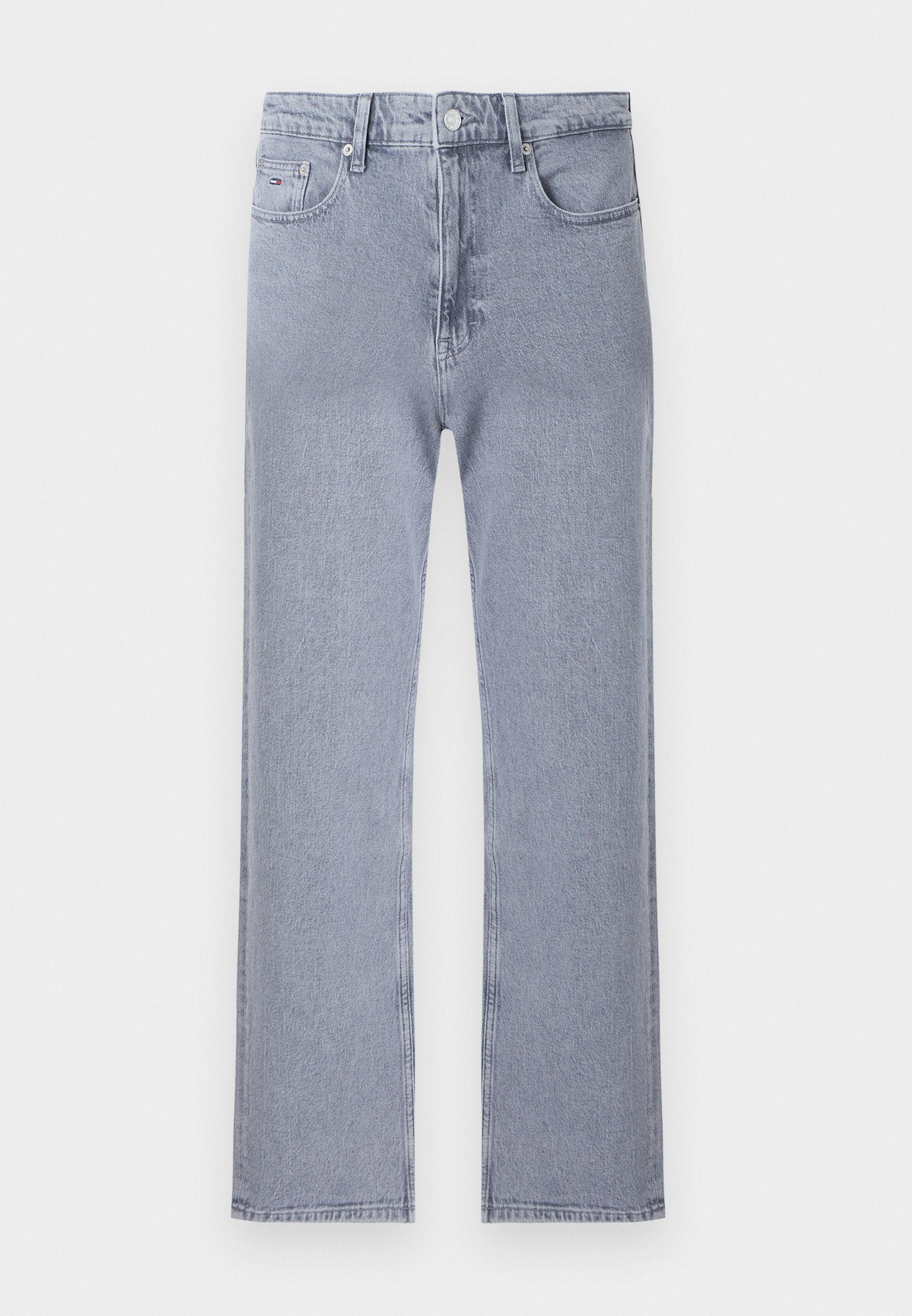 Hellblaue Jeans mit geradem Bein, klassischem Fünf-Taschen-Design, Knopfverschluss und dezentem Ausbleichen vor weißem Hintergrund.
