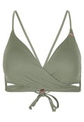 Bikini-Oberteil in Olivgrün mit Wickeldesign, verstellbarem Knotenverschluss und dünnen Schulterträgern. Glatte Textur mit Ausschnitten.