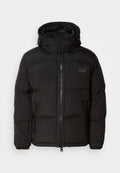 Schwarze Pufferjacke mit Kapuze, Reißverschluss und Seitentaschen. Verfügt über ein gestepptes Design, eine glatte Textur und ein Logopatch auf der Brust.