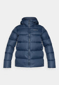 Marineblaue Steppjacke mit Kapuze, ausgestattet mit einem Reißverschluss vorne und einem gesteppte Design zur Isolierung. Leichtes Material mit glatter Textur.