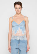 Denimtop mit dünnen Trägern, ausgestattet mit einer Spitzenborte am Saum. Hellblaue Farbe mit weicher Textur und V-Ausschnitt.