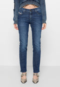 Blaue Jeans im Slim Fit mit fünf Taschen, heller Naht und Knopfverschluss. Kombiniert mit gemusterten High Heels.