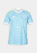 Hellblaues Trikot mit abstrakten Wirbelmustern, weißen Akzenten und drei gelben Streifen auf den Schultern. Enthält das Adidas-Logo und das Juventus-Wappen.