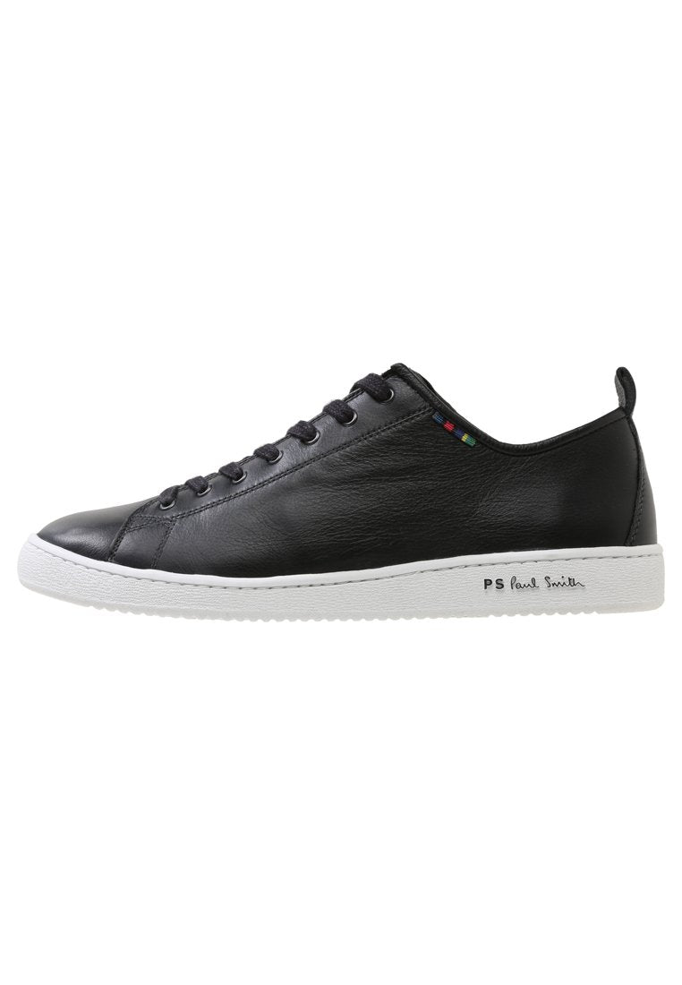 Schwarze Ledersneaker mit weißer Gummisohle. Merkmale sind eine runde Zehenkappe, sechs Ösen zum Schnüren und mehrfarbige Akzente nahe der Zunge, sowie ein geprägtes Logo an der Seite.