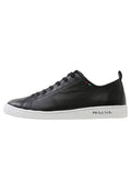 Schwarze Ledersneaker mit weißer Gummisohle. Merkmale sind eine runde Zehenkappe, sechs Ösen zum Schnüren und mehrfarbige Akzente nahe der Zunge, sowie ein geprägtes Logo an der Seite.