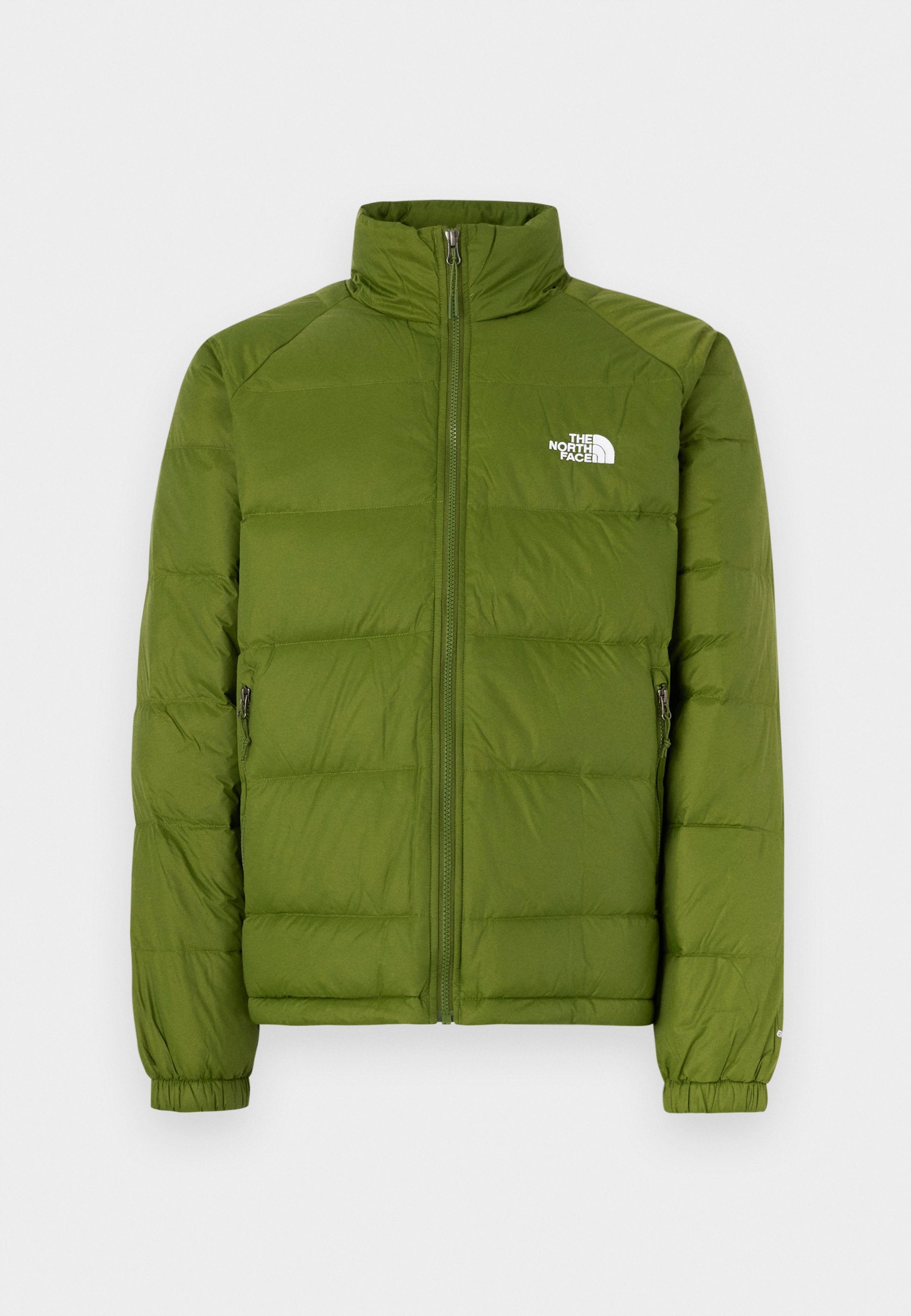 Grüne Steppjacke mit Stehkragen, durchgehendem Reißverschluss, zwei Seitentaschen und elastischen Bündchen. Mit gesteppter Optik und Logo auf der Brust.