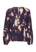 Langärmlige Bluse mit einem dunkelpurpurnen und cremfarbenen Blumenmuster, tiefem Ausschnitt, gerafften Ärmeln und rückseitigem Verschluss. Glatte Stoffoberfläche.