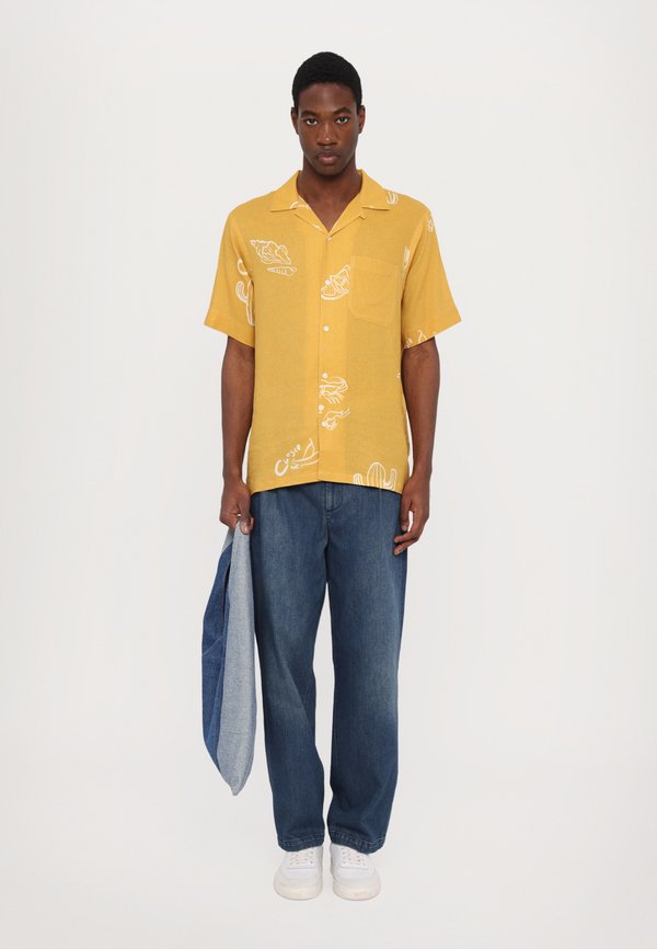 CLOSED SHORT SLEEVED SHIRT