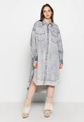 Hellblaues Jeanshemdkleid mit Knopfverschluss, zwei Brusttaschen und seitlichen Schlitzen. Es hat lange Ärmel und einen abgerundeten Saum.