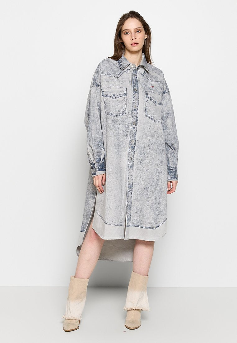 Hellblaues Jeanshemdkleid mit Knopfverschluss, zwei Brusttaschen und seitlichen Schlitzen. Es hat lange Ärmel und einen abgerundeten Saum.