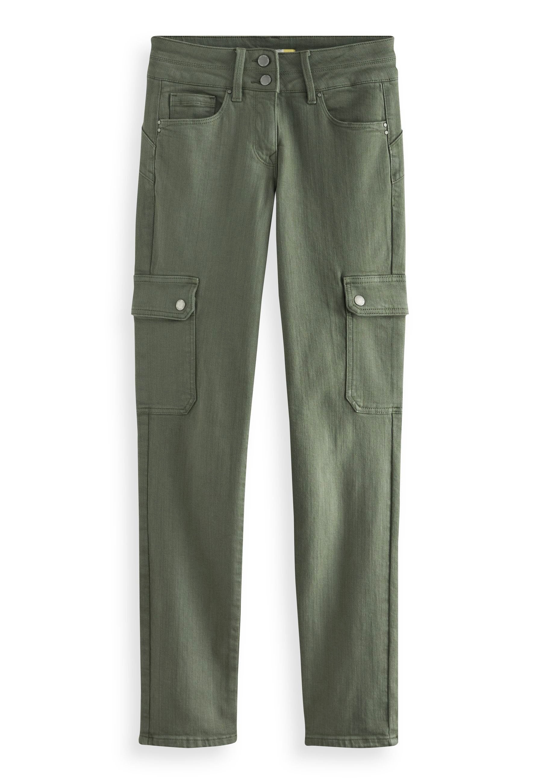 Olivgrüne Cargo-Hose mit zwei vorderen Taschen, zwei Seitentaschen mit Knopfverschluss, doppelter Druckknopf-Verschluss an der Taille und Gürtelschlaufen.