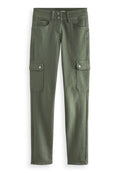 Olivgrüne Cargo-Hose mit zwei vorderen Taschen, zwei Seitentaschen mit Knopfverschluss, doppelter Druckknopf-Verschluss an der Taille und Gürtelschlaufen.