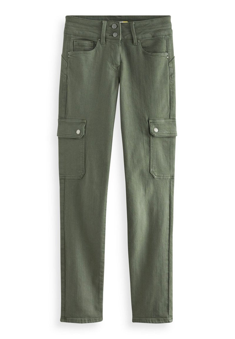 Olivgrüne Cargo-Hose mit zwei vorderen Taschen, zwei Seitentaschen mit Knopfverschluss, doppelter Druckknopf-Verschluss an der Taille und Gürtelschlaufen.
